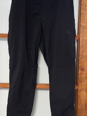 Mountain Hardwear Women's Black Cropped Performance Pants